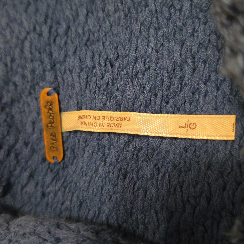 FREE PEOPLE Cuddle Up Pullover Size Large Pullover Sweater Soft & Warm EUC - Picture 2 of 16